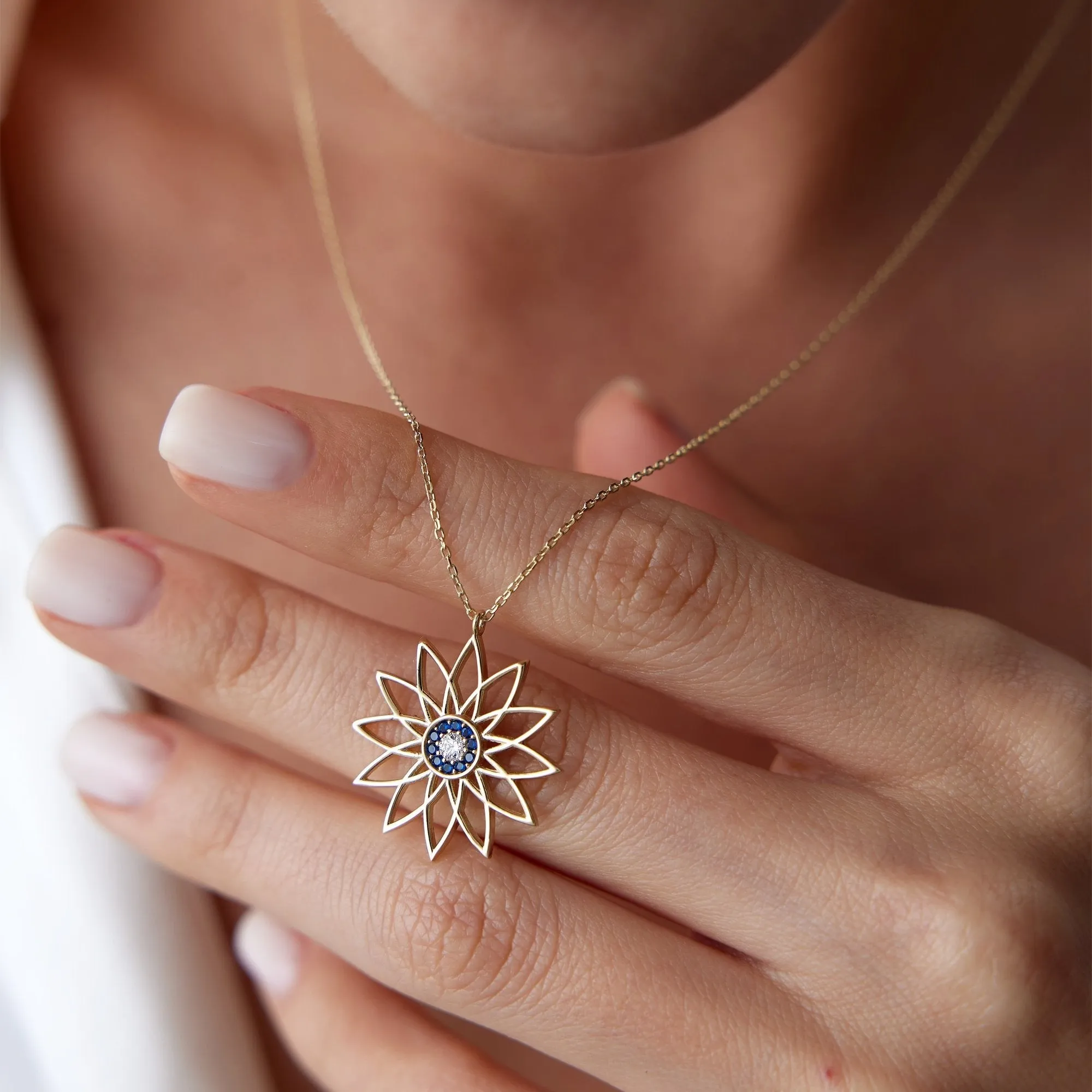 14k Gold Daisy Eye Necklace