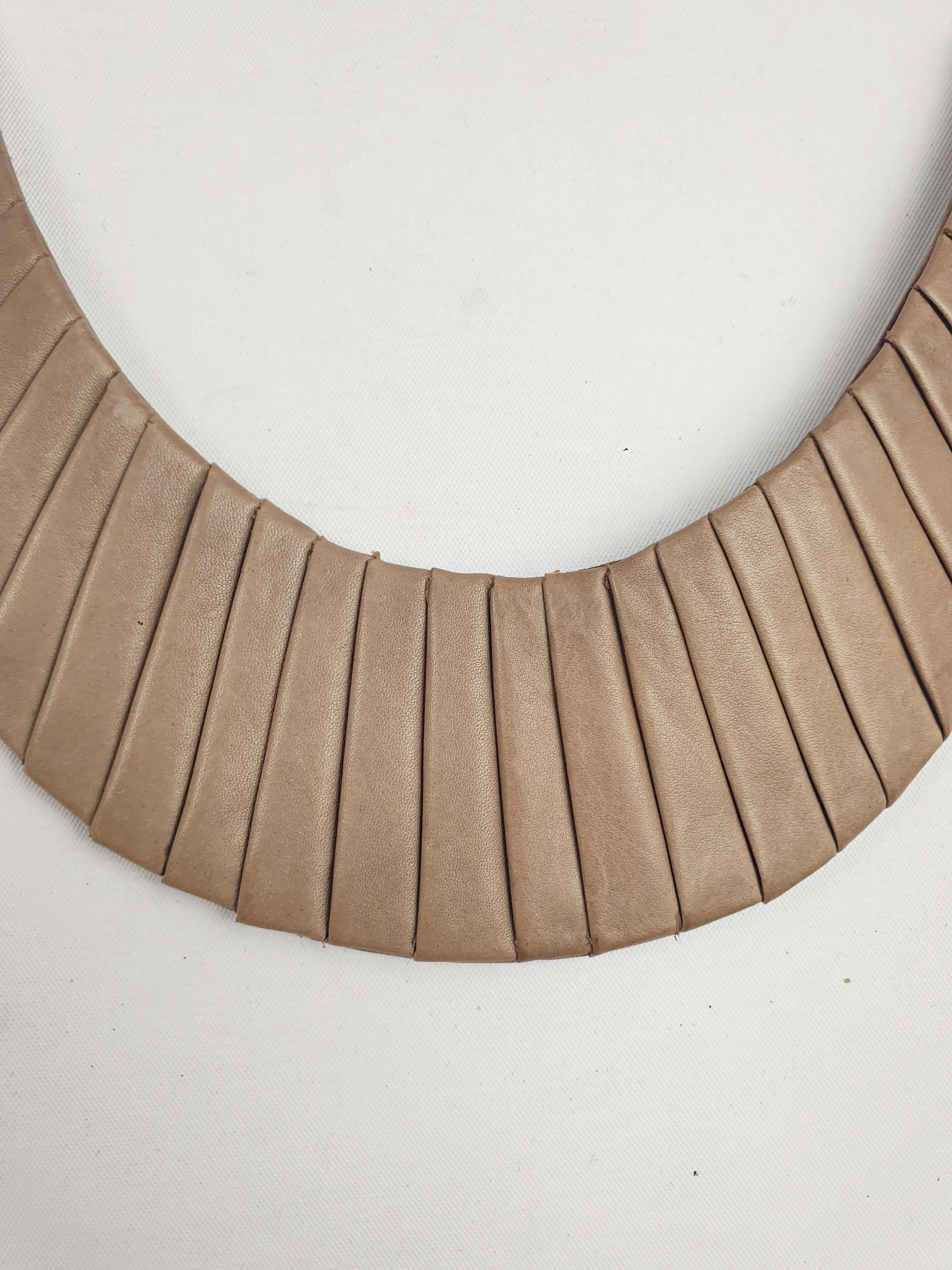 Elk brown leather fan-like necklace