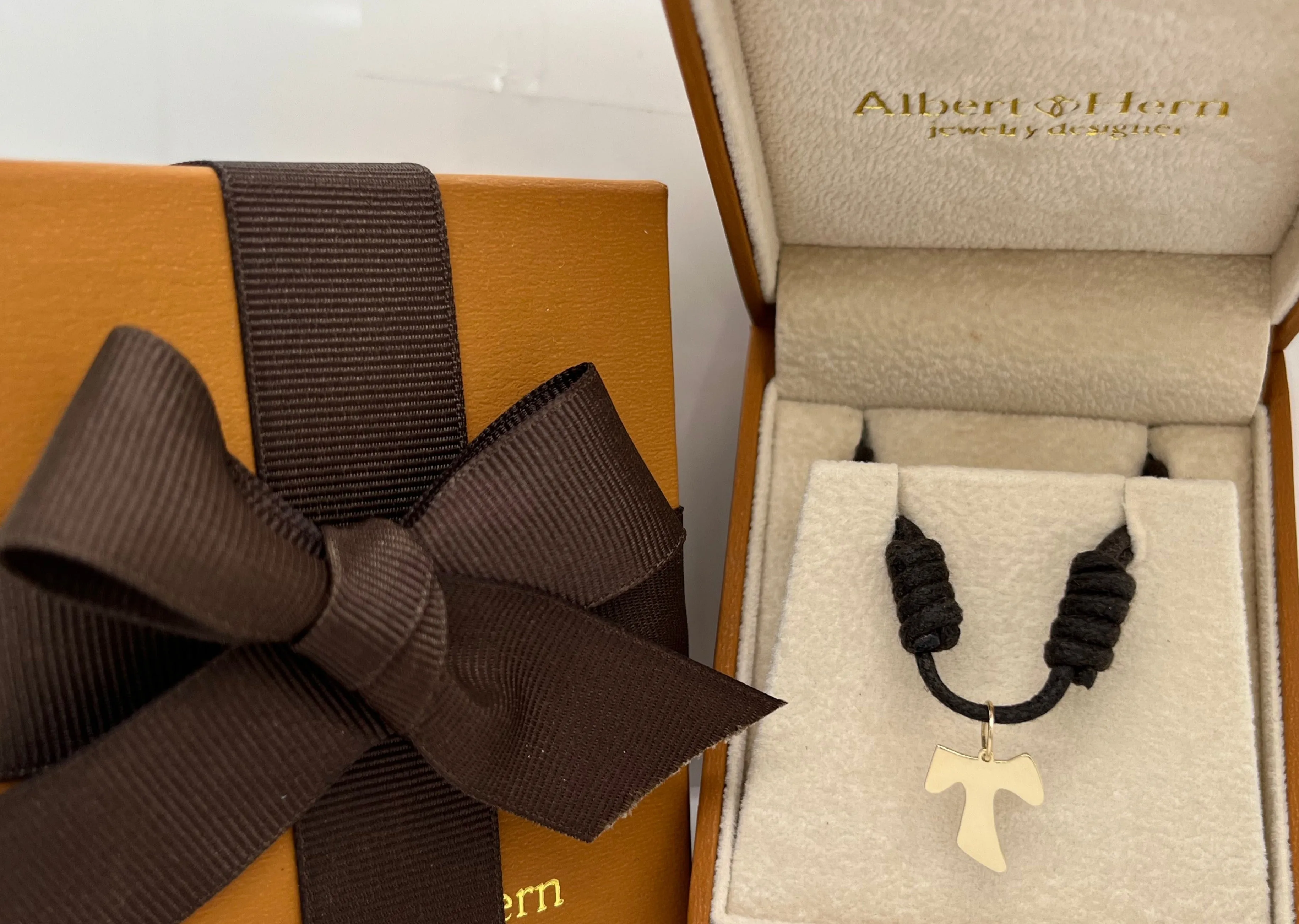 Pendant TAO Cross 14kt Yellow Gold with Leather