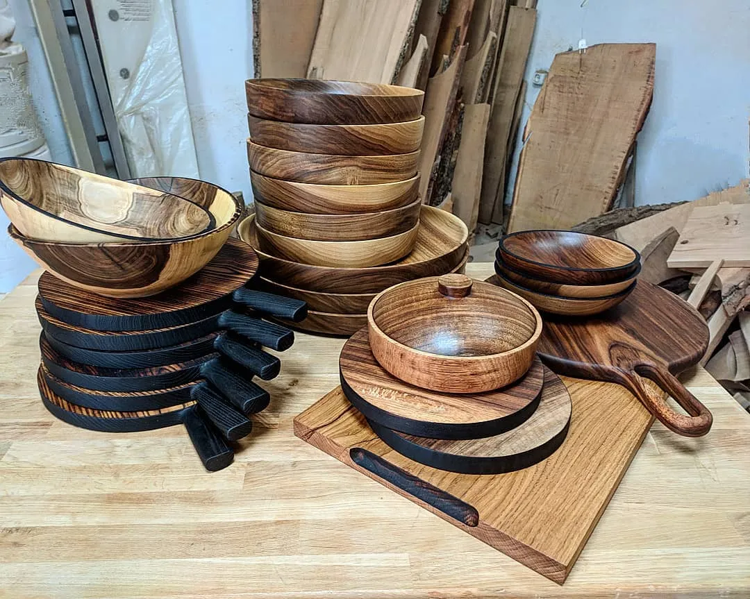 ROUND WALNUT TRAY / WOODEN SERVING BOARD