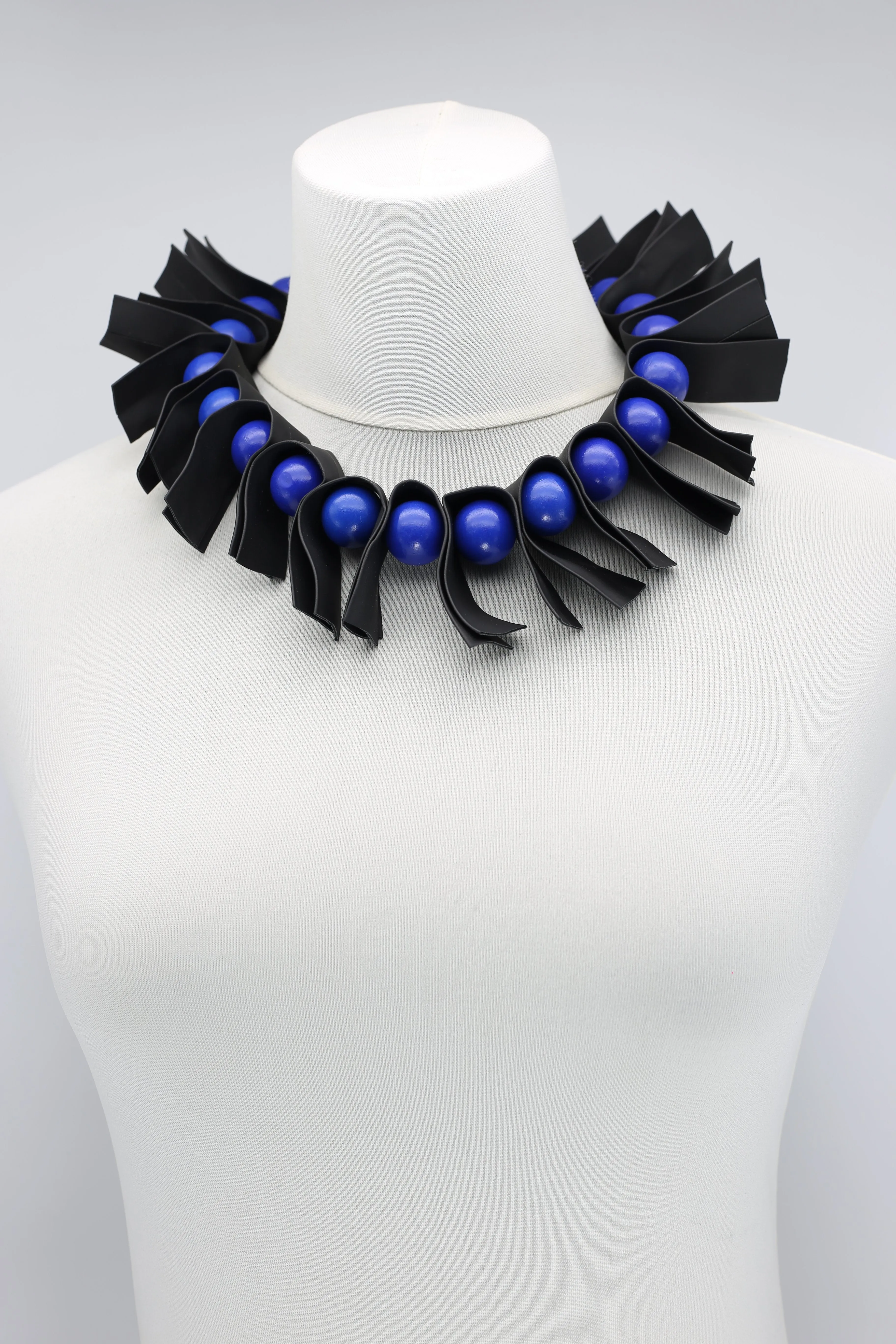 U-shaped Leatherette & Round Beads Necklace