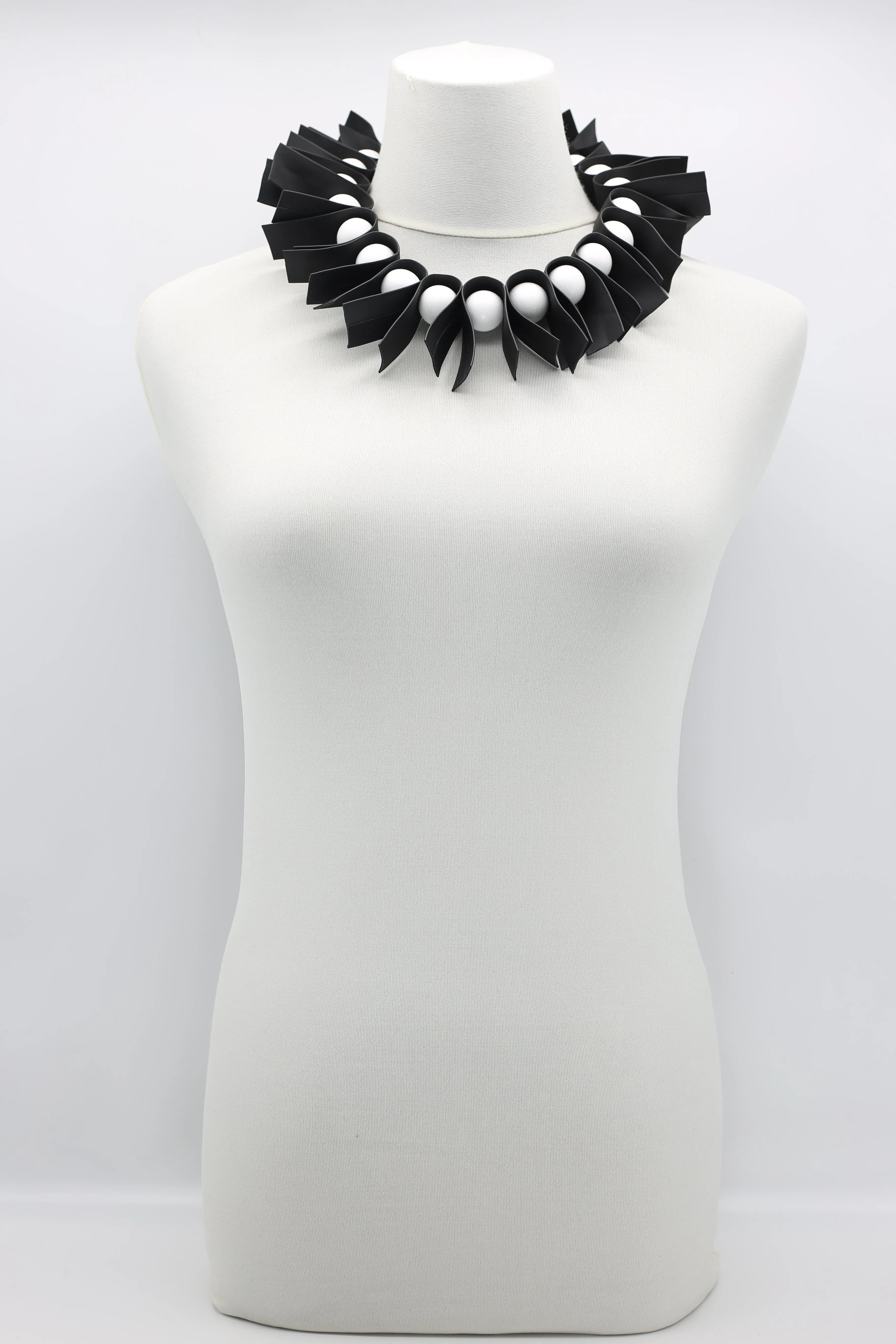 U-shaped Leatherette & Round Beads Necklace