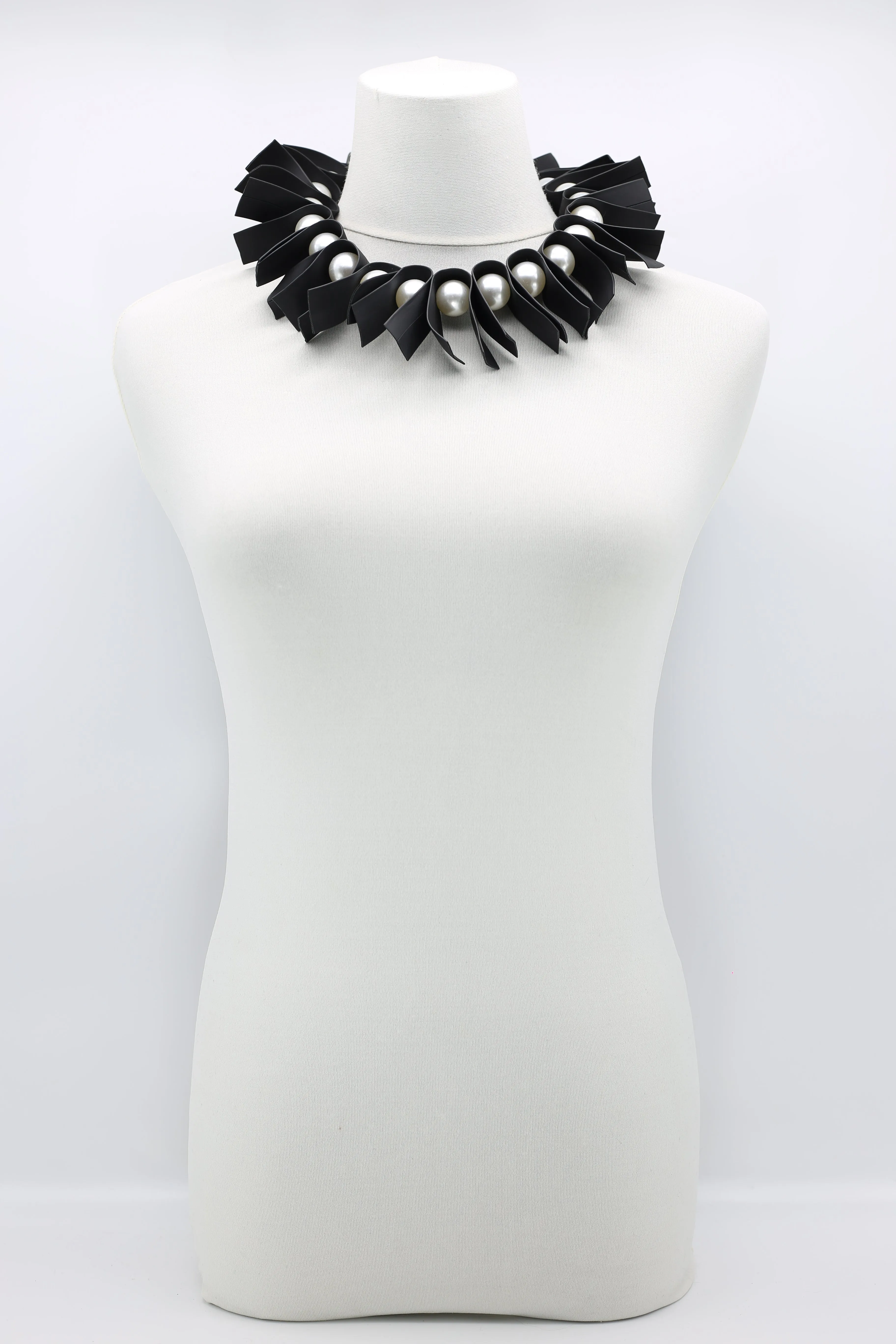 U-shaped Leatherette & Round Beads Necklace