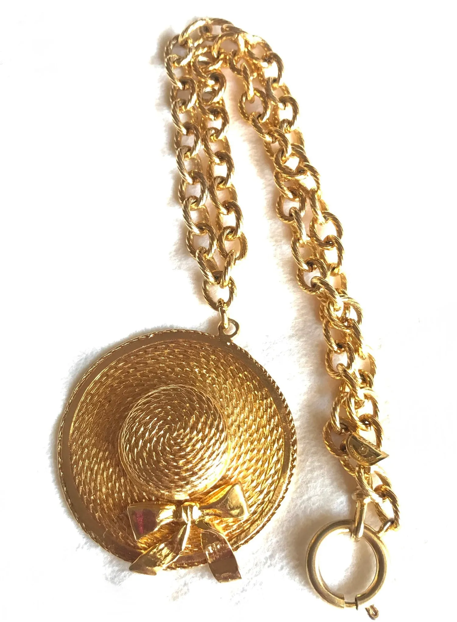 Vintage CHANEL golden chain necklace with dangling hat top. Gorgeous vintage masterpiece. 0406016