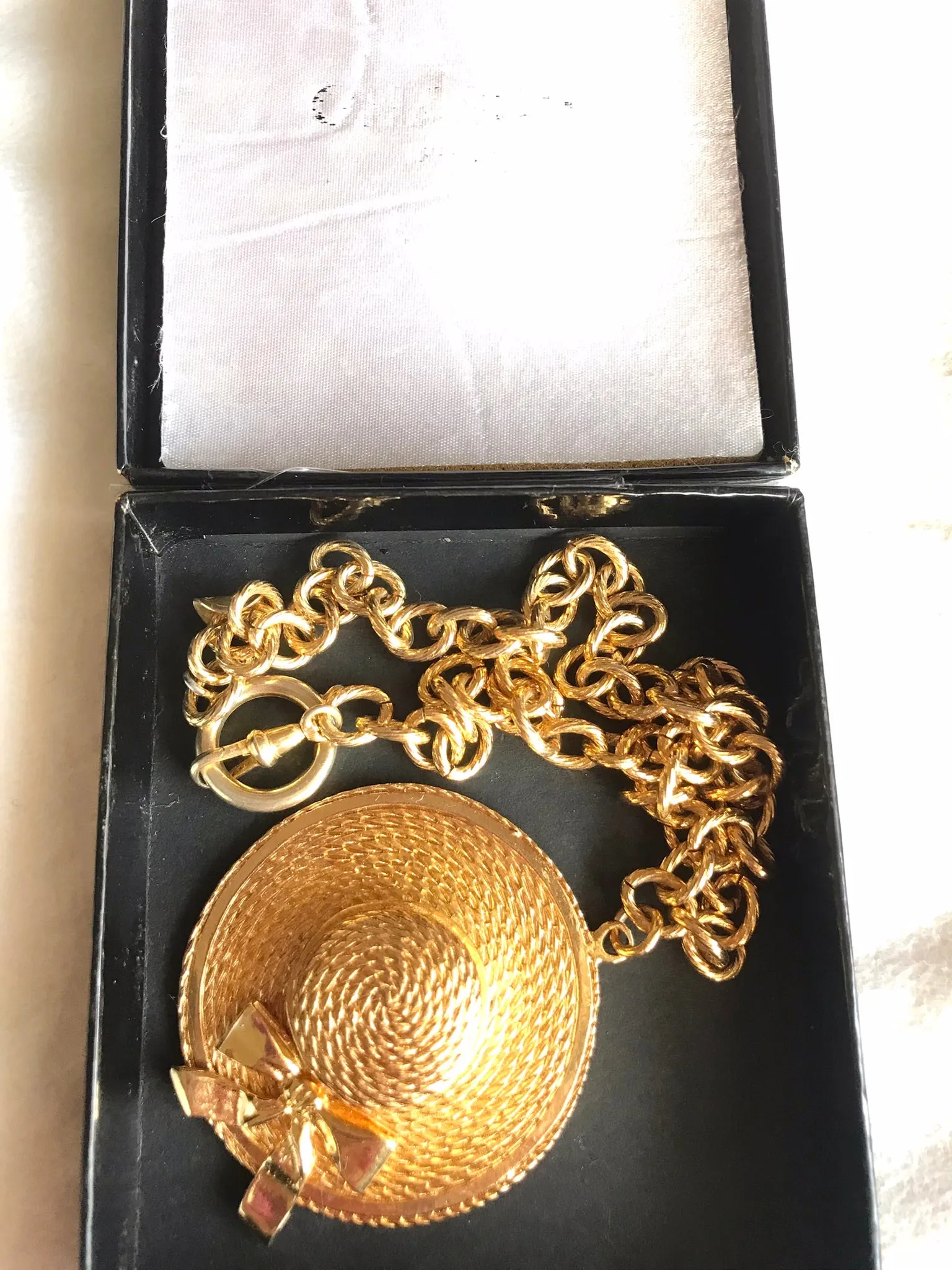 Vintage CHANEL golden chain necklace with dangling hat top. Gorgeous vintage masterpiece. 0406016