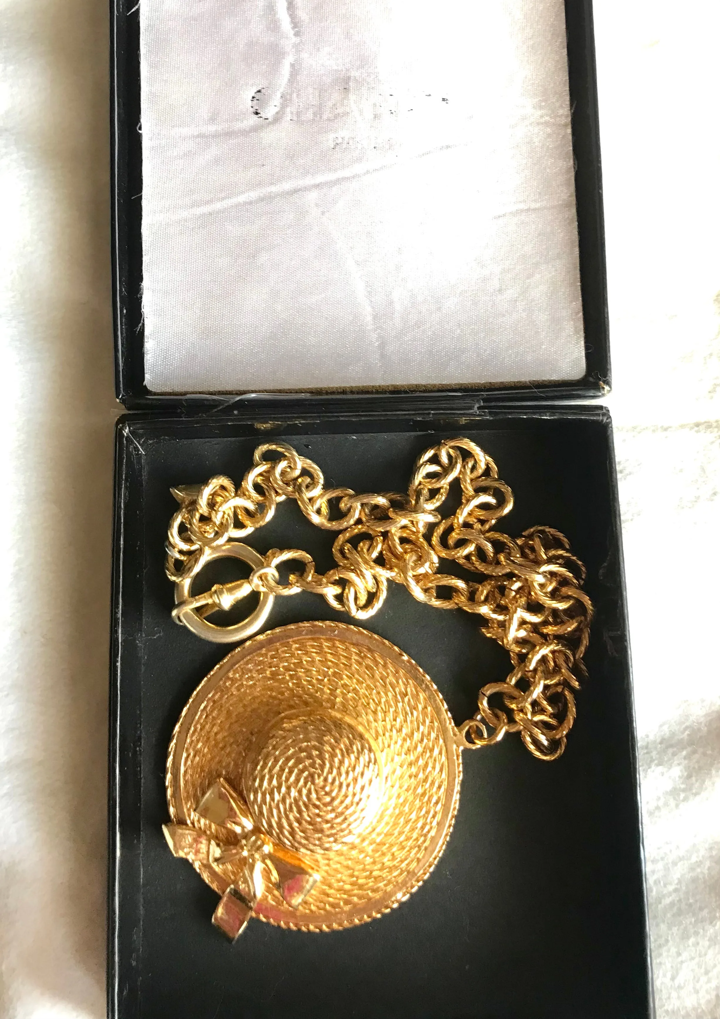 Vintage CHANEL golden chain necklace with dangling hat top. Gorgeous vintage masterpiece. 0406016