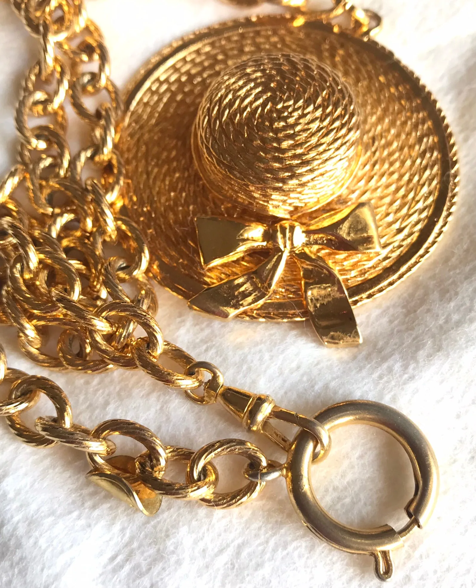 Vintage CHANEL golden chain necklace with dangling hat top. Gorgeous vintage masterpiece. 0406016