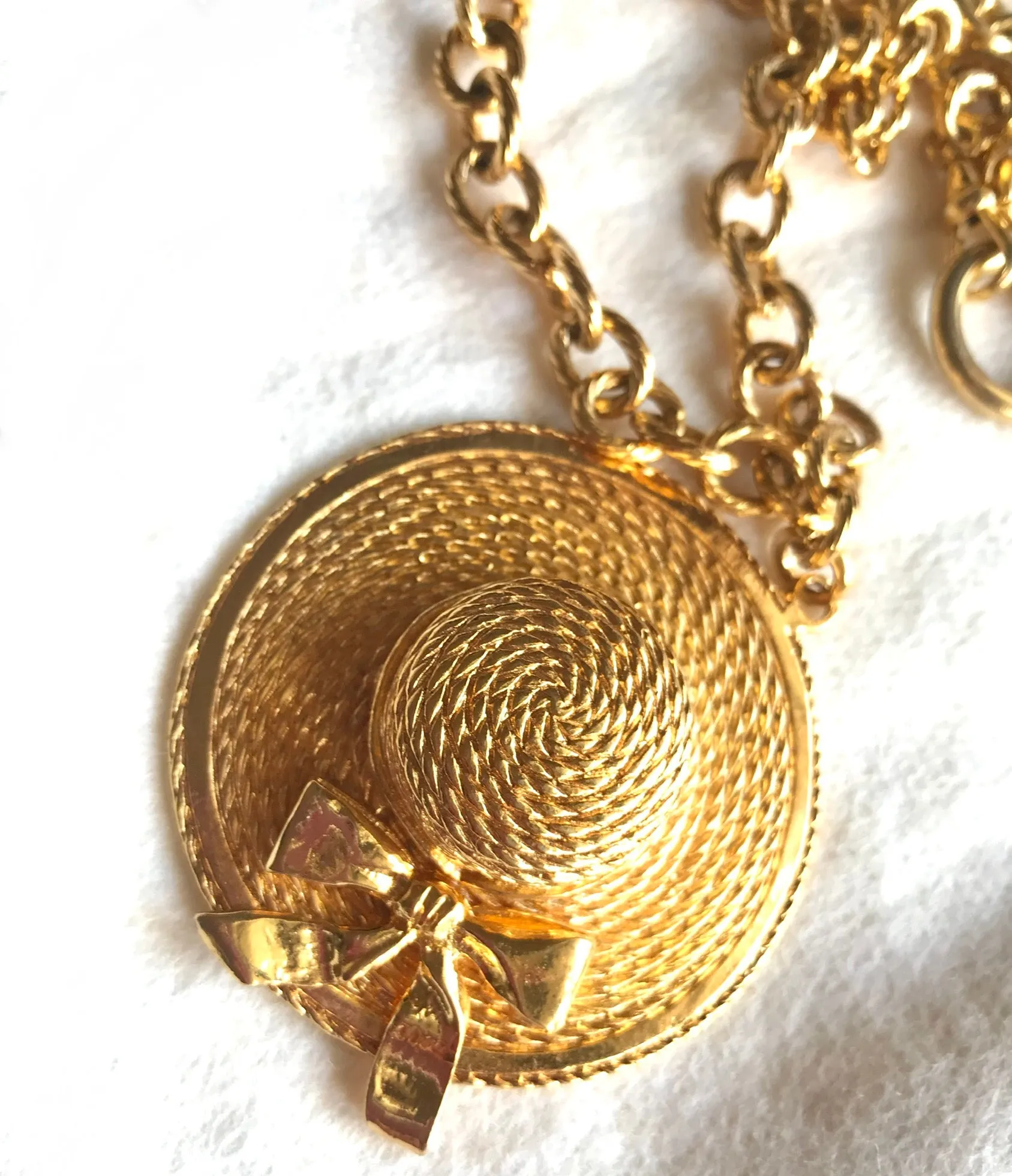 Vintage CHANEL golden chain necklace with dangling hat top. Gorgeous vintage masterpiece. 0406016