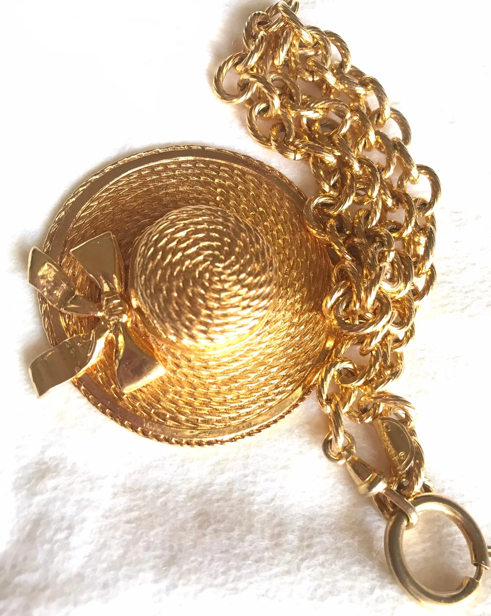 Vintage CHANEL golden chain necklace with dangling hat top. Gorgeous vintage masterpiece. 0406016