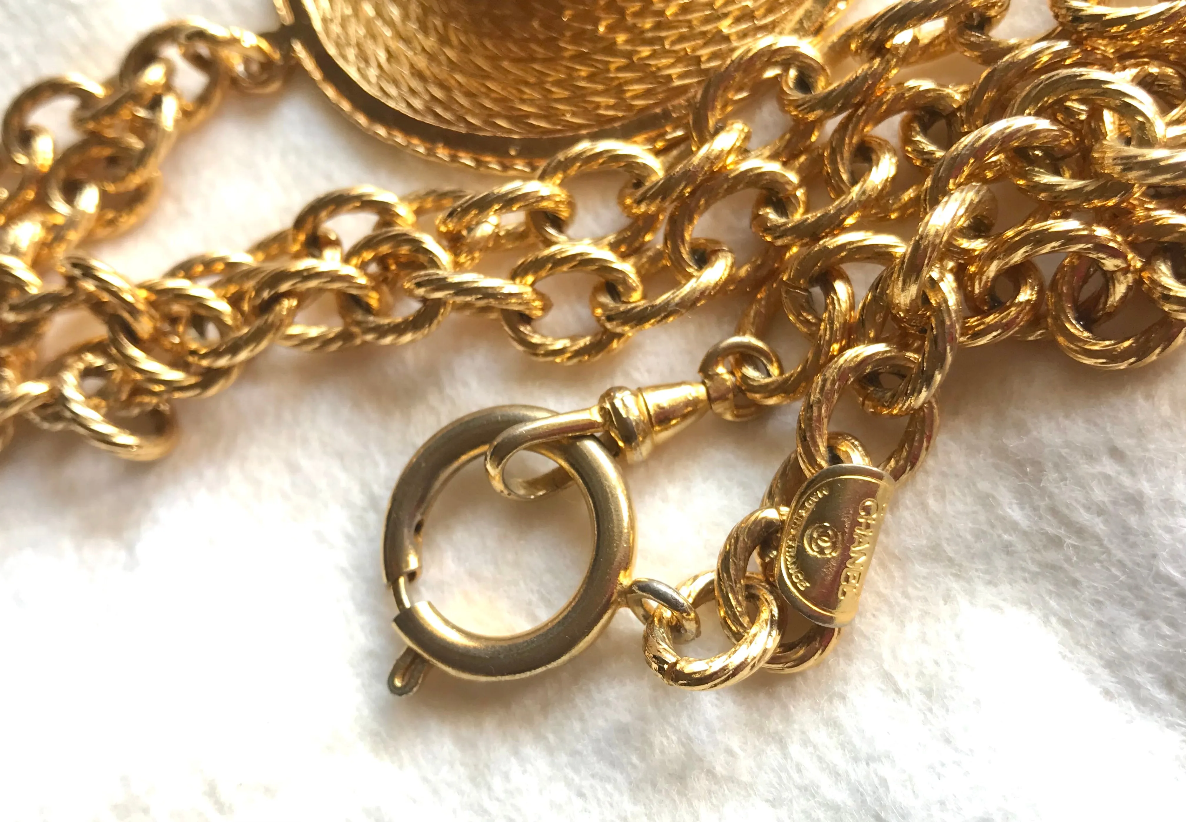 Vintage CHANEL golden chain necklace with dangling hat top. Gorgeous vintage masterpiece. 0406016