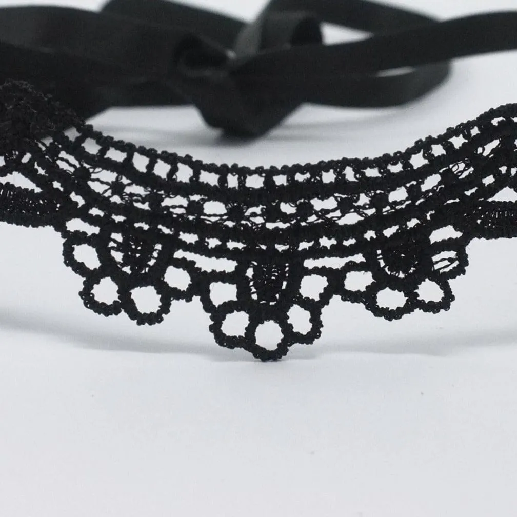 Yelena Scalloped Edge Lace Choker in Black