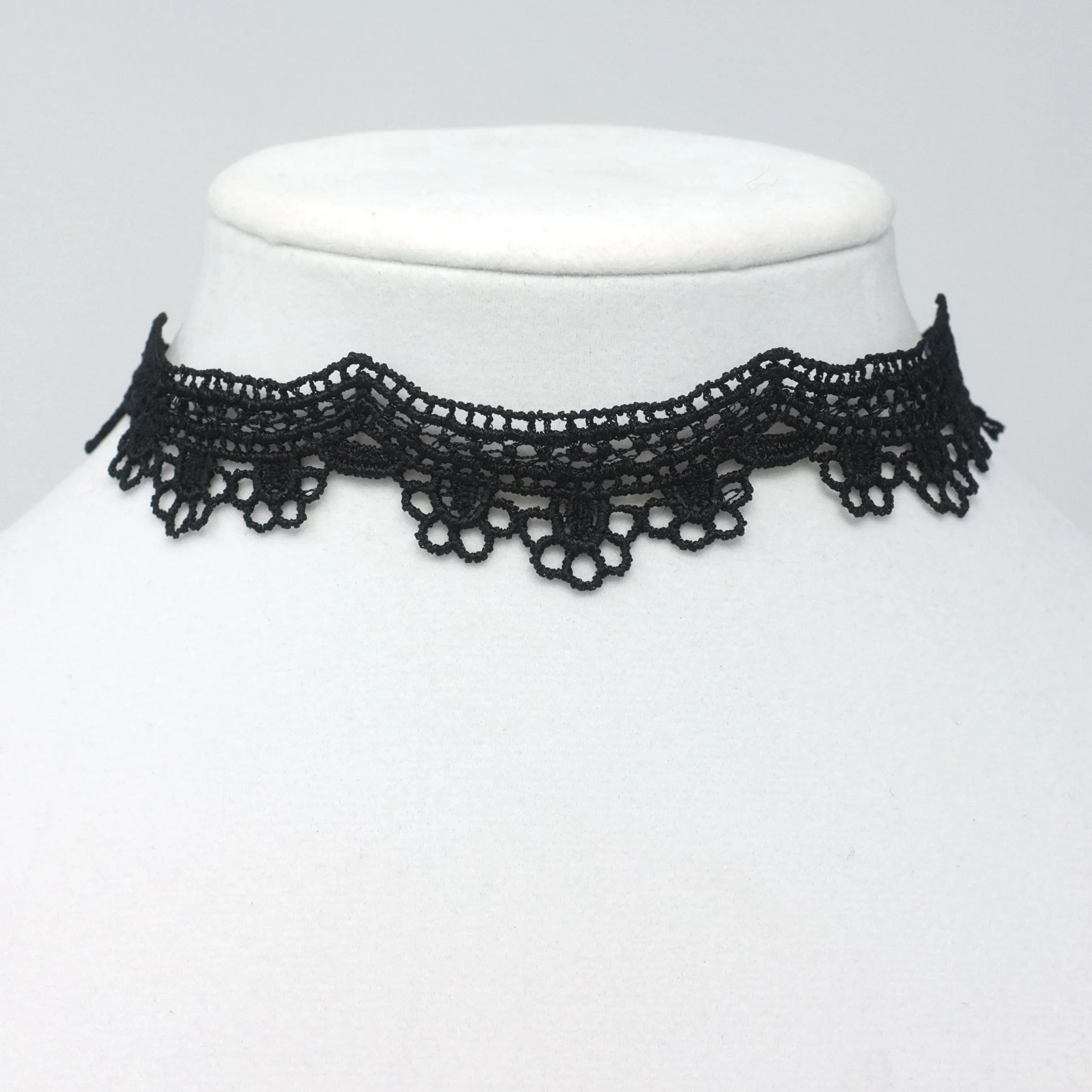 Yelena Scalloped Edge Lace Choker in Black