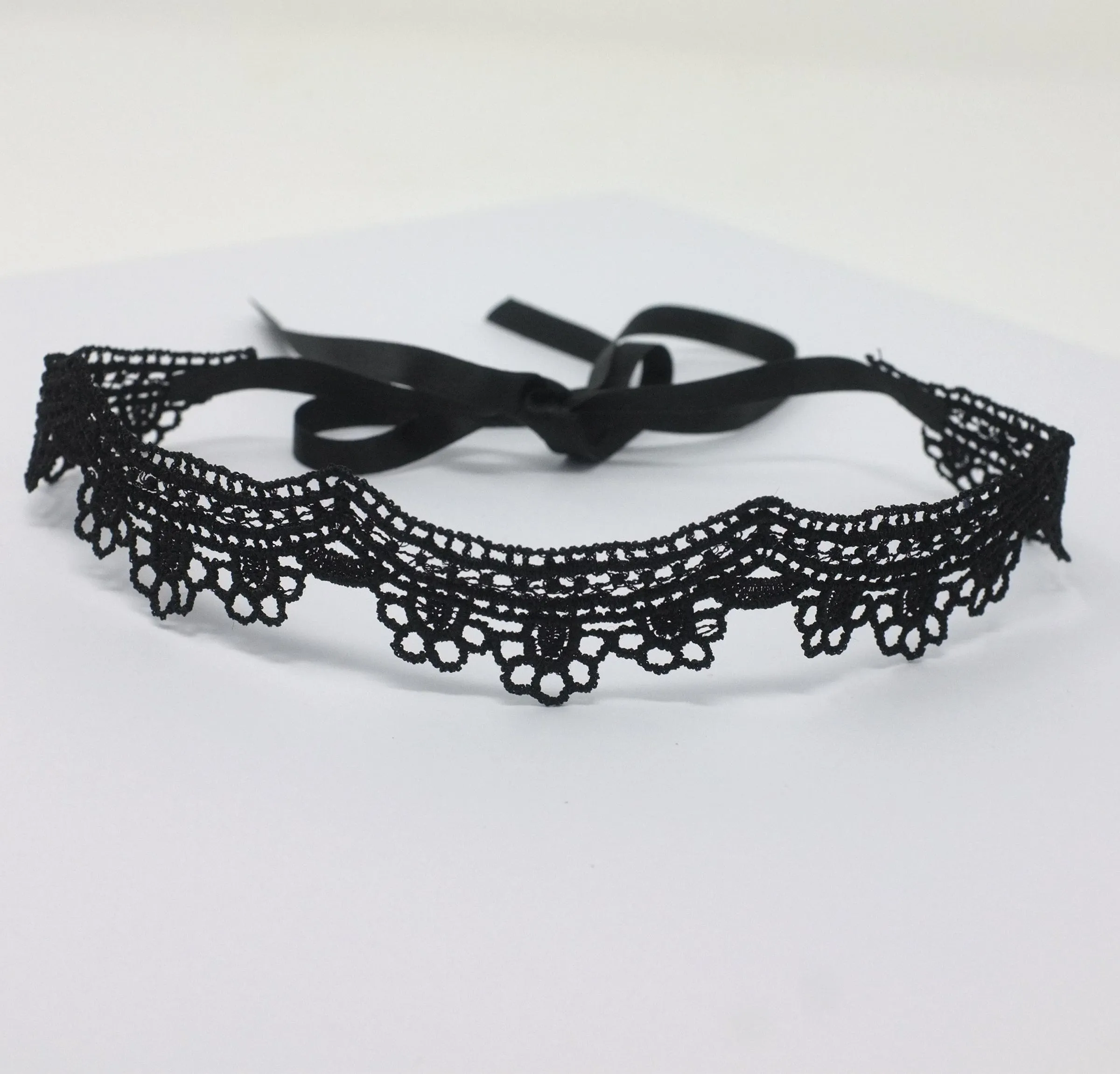 Yelena Scalloped Edge Lace Choker in Black